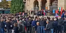 Predappio, oltre mille al raduno. Saluti romani davanti alla cripta di Mussolini