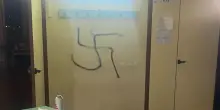 Irruzione di 40 giovani incappucciati nel liceo occupato dai pro-Pal: istituto devastato e riempito di svastiche