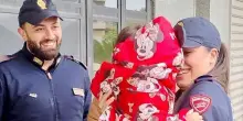Due poliziotti salvano una bambina nel traffico, Meloni: “Jacopo e Gaia, siete due eroi”