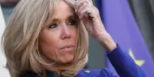 “Brigitte Macron è un uomo”: via al processo, ecco chi sono i dieci imputati