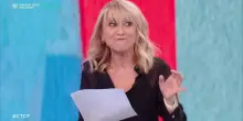 Il karaoke di Littizzetto che fa il verso a Giuli: "Così diventiamo tutti ministri della Cultura"