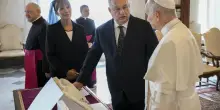 Papa Leone XIV riceve Viktor Orbán: strette di mano e scambio di doni in Vaticano