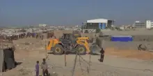 Gaza, bulldozer in azione a Khan Younis per recuperare i corpi di 13 ostaggi israeliani uccisi da Hamas