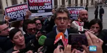 Orban ricevuto da Meloni, il flash mob di +Europa: "Simbolo di democrazia illiberale"