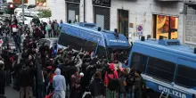 Corteo degli studenti dell'Einstein che tentano di ribaltare una camionetta della polizia a Torino