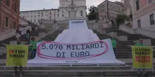 Piazza di Spagna, Greenpeace srotola un enorme scontrino: "Il conto della crisi climatica"
