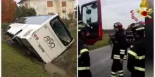 Bus con studenti finisce nel fossato dopo uno scontro: morto un automobilista nel Trevigiano