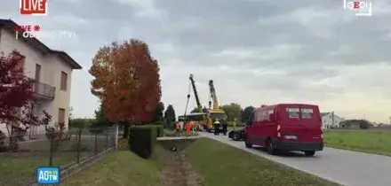 Incidente tra suv e bus di studenti, le operazioni di recupero del pullman - in diretta da Oderzo