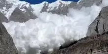 Himalaya, valanga di neve sul massiccio dell'Annapurna. Escursionisti salvi, campo base imbiancato