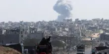 Hamas consegna altri due corpi, la tregua resta fragile. Al Jazeera: nuovi raid a Gaza