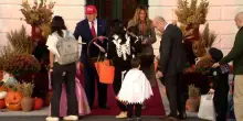 Casa Bianca: Trump e Melania festeggiano Halloween distribuendo dolcetti ai bimbi