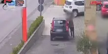 Napoli, l'ex si avventa sull'auto della donna al distributore: le immagini dell'aggressione