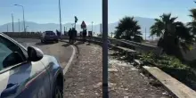 Napoli, scontro da Suv e volante della polizia: morto il capo pattuglia, grave il collega
