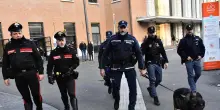 Aggredisce una donna, bloccato dai fedeli verso la moschea