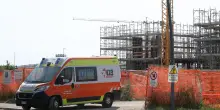 Malore nel cantiere dell’Ausl. Operaio crolla per il caldo. I sindacati: "Non più tollerabile"