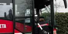 Viaggia senza biglietto sul bus. Multato, dà il nome dell’amico