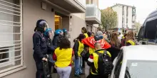 Politica divisa sullo sgombero. Clancy critica: "No a scene così". La destra: "Attivisti da arrestare"