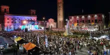 Piazza Saffi colma balla con le star del pop