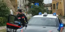 Viene ospitata da un amico. Gli porta via i soldi e i cellulari