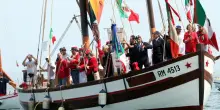 Via alla Festa di Garibaldi Sfilano vele e camicie rosse