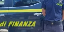 Anfora romana in vetrina: scatta il sequestro