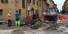 Via Mazzini, esplode una tubatura. Quartiere allagato e maxi ingorgo