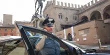 Manomette il braccialetto antistalking e si fa arrestare
