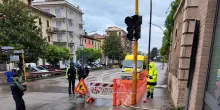 Cede la vecchia fogna sulla statale Adriatica: ora giorni di lavori