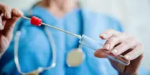 Stupro di gruppo per una riminese in vacanza: test del Dna per gli indagati