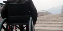 Disabile costretto a versare 5mila euro al suo aguzzino, denunciato 46enne
