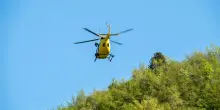 Precipita per 150 metri sotto gli occhi del figlio: morta escursionista di 62 anni