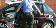 Spaccia e picchia chi non paga