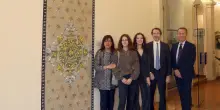 Un mosaico dedicato alle donne all’ingresso di Confcommercio