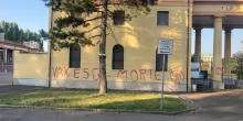 Scritte "no vax" sulla pareti del cimitero di Correggio