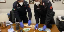 Sorpreso a vendere droga, aveva 130 grammi di cocaina in casa