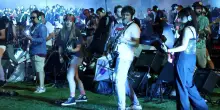 Dieci anni di Rockin’1000. La magia di mille musicisti conquista 18mila fan, anche sotto l’acquazzone