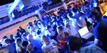 Le mani addosso in discoteca. Palpeggia ragazza, 55enne condannato a quattro anni