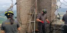 Scultura pericolante sulla torre campanaria: intervengono i vigili del fuoco