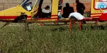 Palo di ferro cade dalla gru e colpisce scooterista