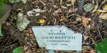Tu chiamali se vuoi... cretini. Vandali distruggono e gettano via la targa in memoria di Lucio Battisti