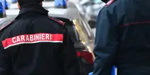 Bagnano i vestiti a due anziane. Poi rubano la catenina d’oro