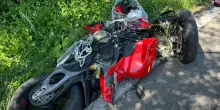 Due motociclisti sono rimasti feriti. Lo scontro con un furgoncino