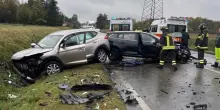Grave incidente tra 3 auto e un trattore a Modena: ferite ed estratte 2 persone