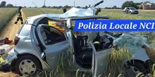Auto esce di strada e si ribalta, gravissima una donna di 39 anni. Rogo nel fienile: fiamme e paura