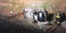 Finisce con l’auto nel fango del canale, salvato con un sistema di scale