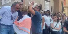 Flotilla per Gaza, 4.000 in presidio a Bologna. L’assessore Ara contestato lascia la piazza