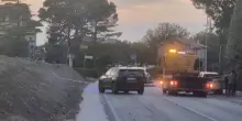 Brutto incidente frontale tra due auto: tre feriti e strada chiusa per i soccorsi