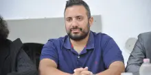 Auto sbanda e travolge tre giovani al bar: morto il segretario del Pd Gabriele Nuzzolo