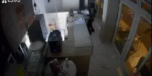 Furti senza fine: svaligiato locale sul lungomare di Cesenatico / Video
