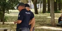Fabriano, una donna gli si avvicina per derubarlo, la polizia la blocca